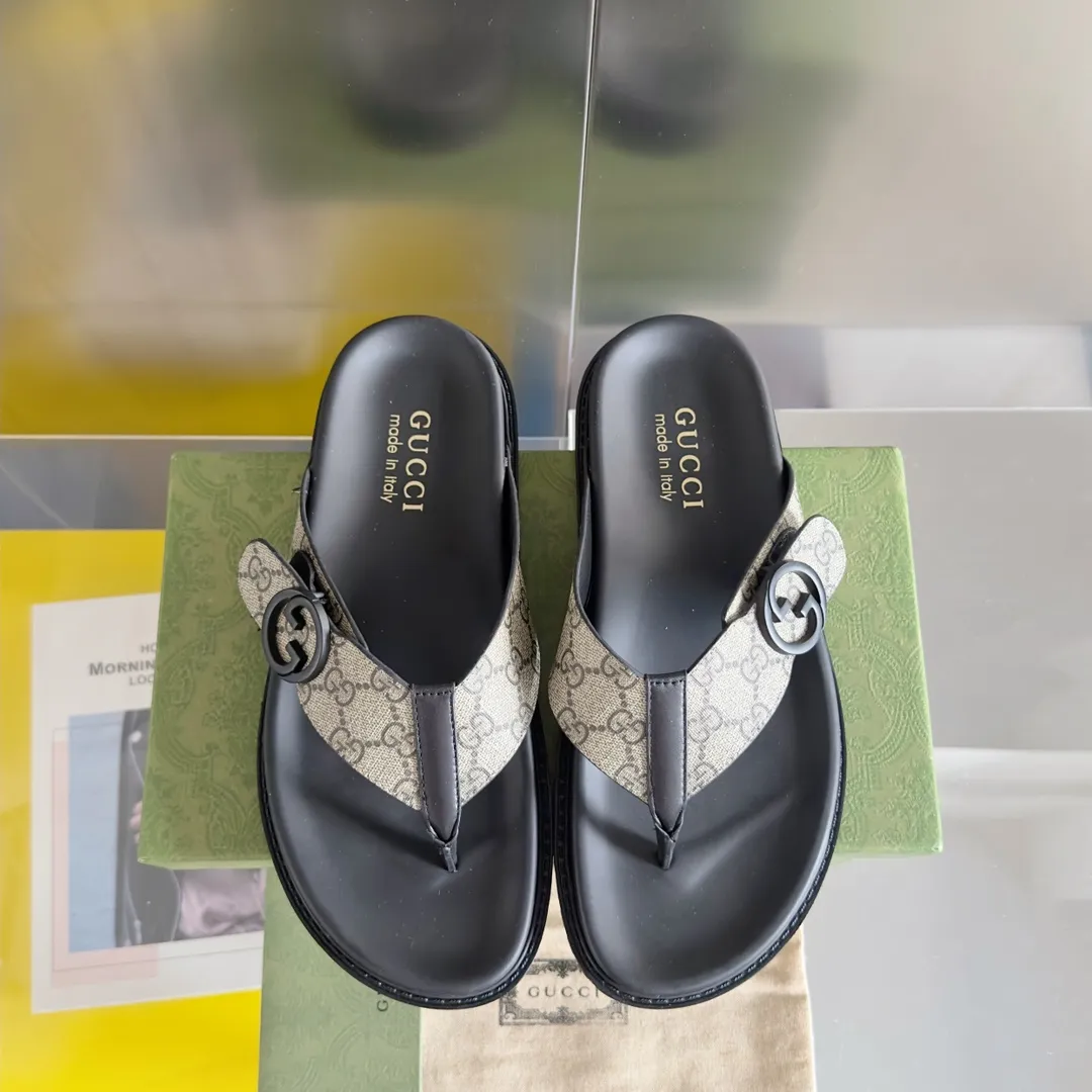 [G Home] Men's Men's Shoes💰:300💰Size:38-45 GUCC Gucci Original Order Quality 🆕2024Gucci Gucci Summer New Style Double G Presbyopia Flip-flops Cross Sandals Thick Sole Slippers Beach Shoes Original Purchase and Development Production G family's 2024 new summer dark horse items, fashion bloggers at home and abroad have put on the show, and it has become popular on social platforms at home and abroad. Fashionistas must pay for it, and they spend a lot of money to create ingenious craftsmanship and accurately restore every detail. Exquisite packaging at the delivery counter🛍📦 ▪️ Fabric: Original imported double G presbyopic leather ▪️ Lining: Original imported leather ▪️ Sole: Original open molded T men's shoes 💰U outsole ▪️ Bottom thickness: 3CM